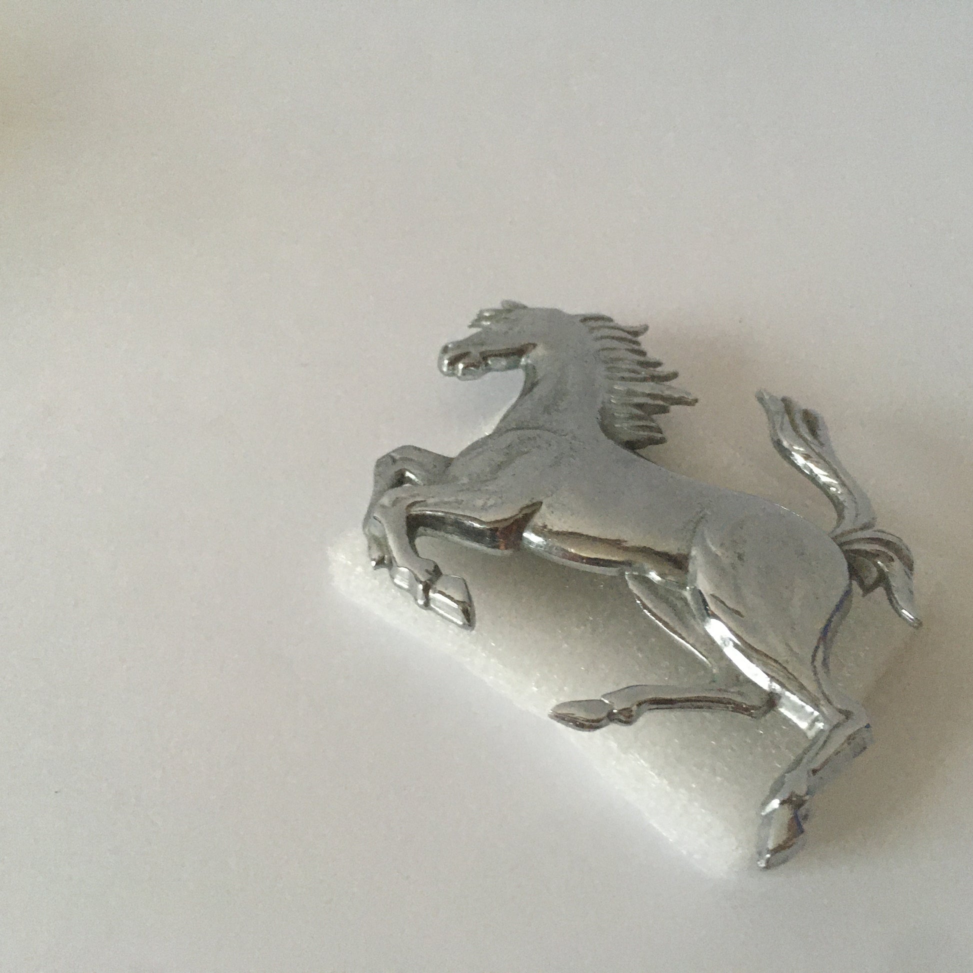 Ferrari, Cavallino Rampante Originale in Metallo Argentato, Fissaggio a Vite, Ottime Condizioni - Raggi's Collectibles' Automotive Art