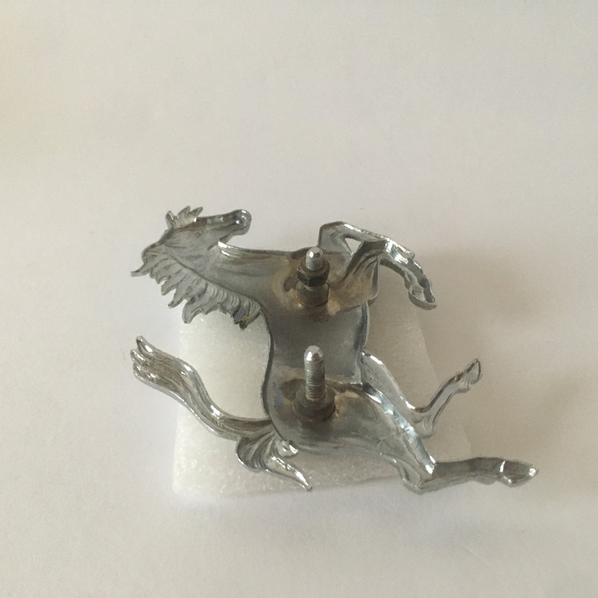 Ferrari, Cavallino Rampante Originale in Metallo Argentato, Fissaggio a Vite, Ottime Condizioni - Raggi's Collectibles' Automotive Art