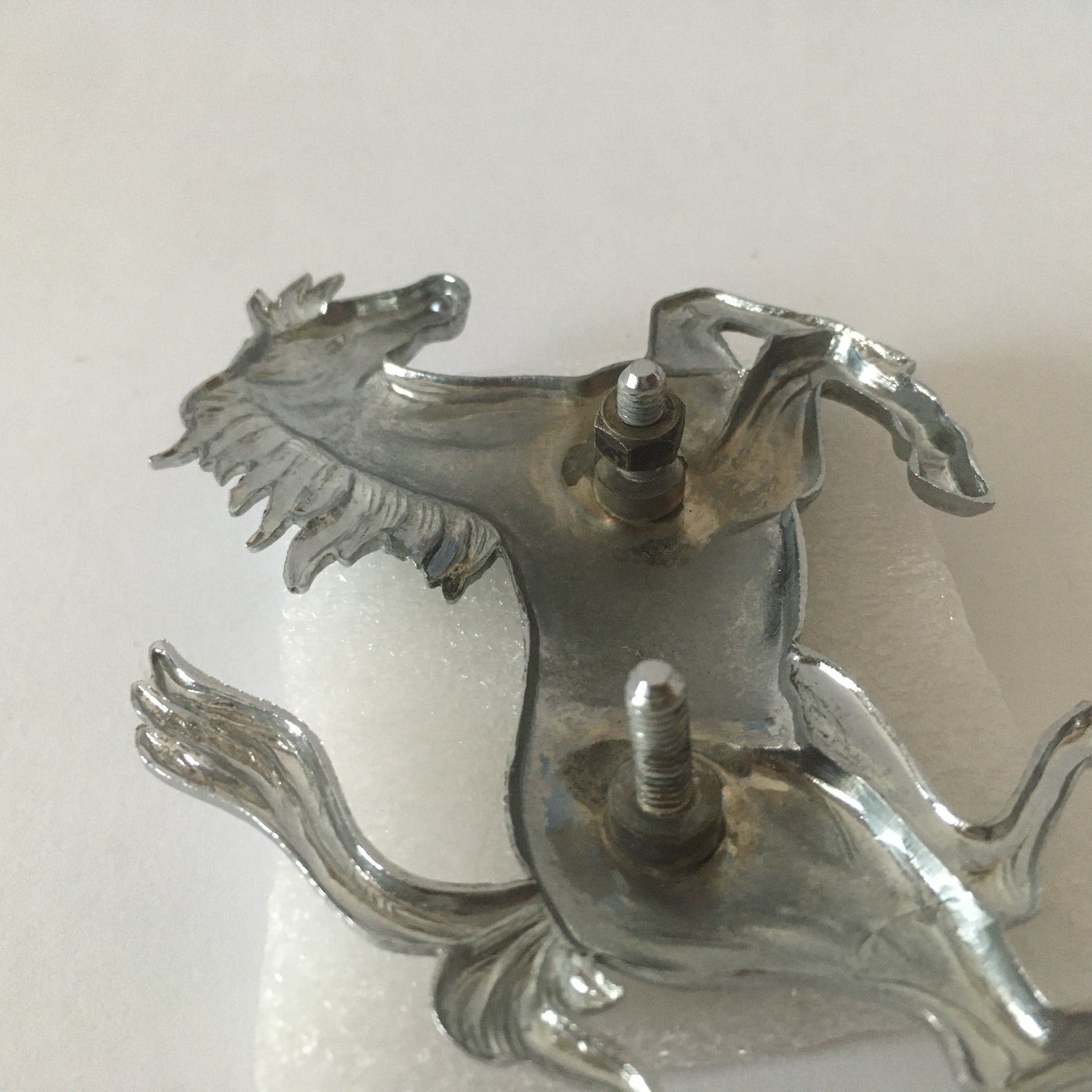 Ferrari, Cavallino Rampante Originale in Metallo Argentato, Fissaggio a Vite, Ottime Condizioni - Raggi's Collectibles' Automotive Art