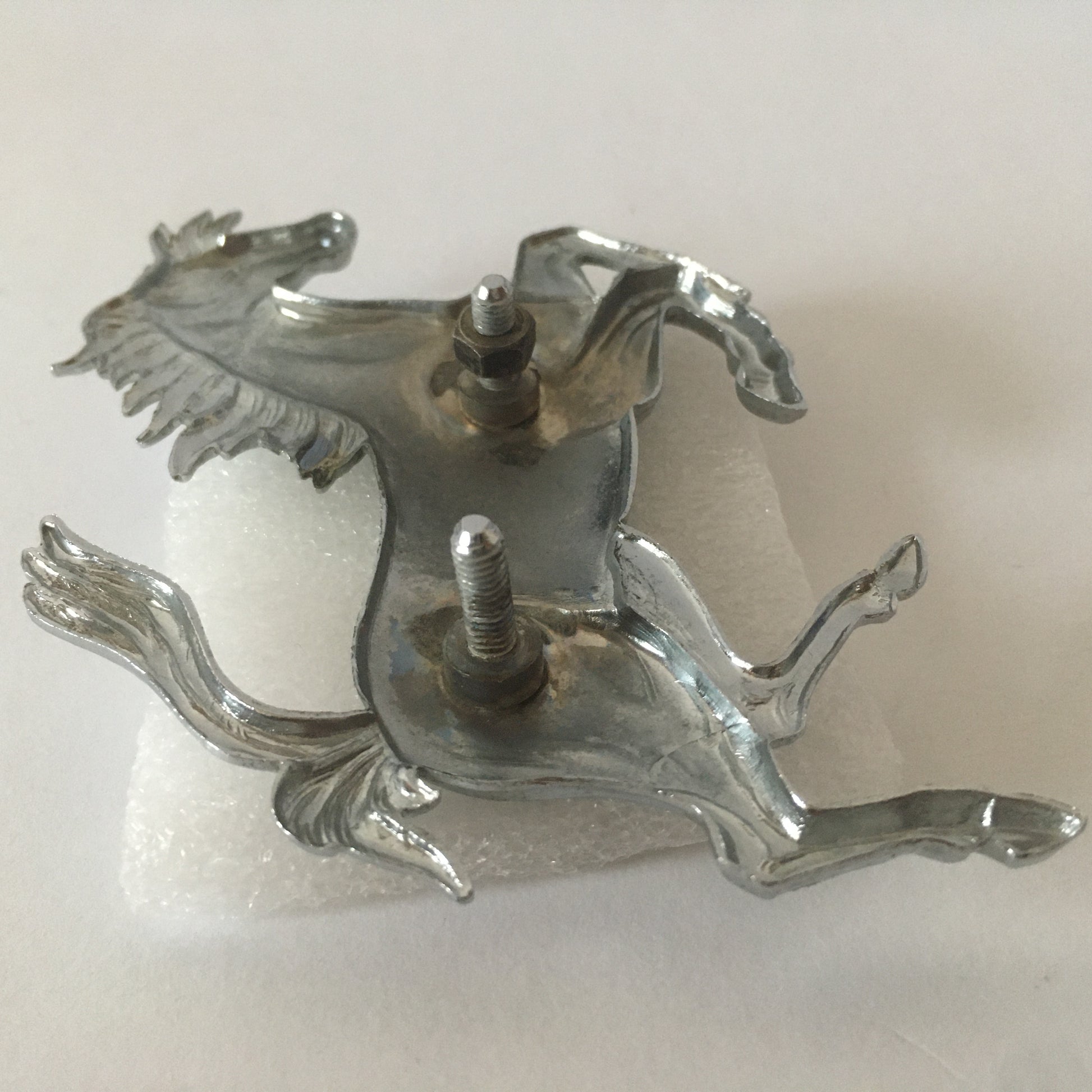 Ferrari, Cavallino Rampante Originale in Metallo Argentato, Fissaggio a Vite, Ottime Condizioni - Raggi's Collectibles' Automotive Art