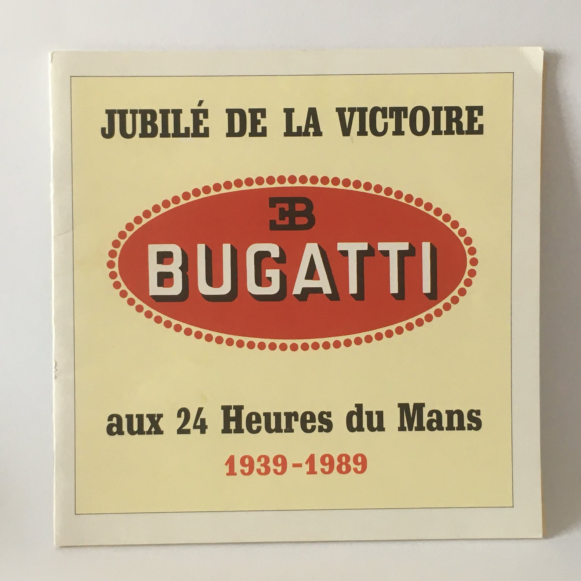 Bugatti, Brochure Giubileo della Vittoria Bugatti alla 24 Ore di Le Mans 1939 - 1989 Edizione Limitata - Raggi's Collectibles' Automotive Art