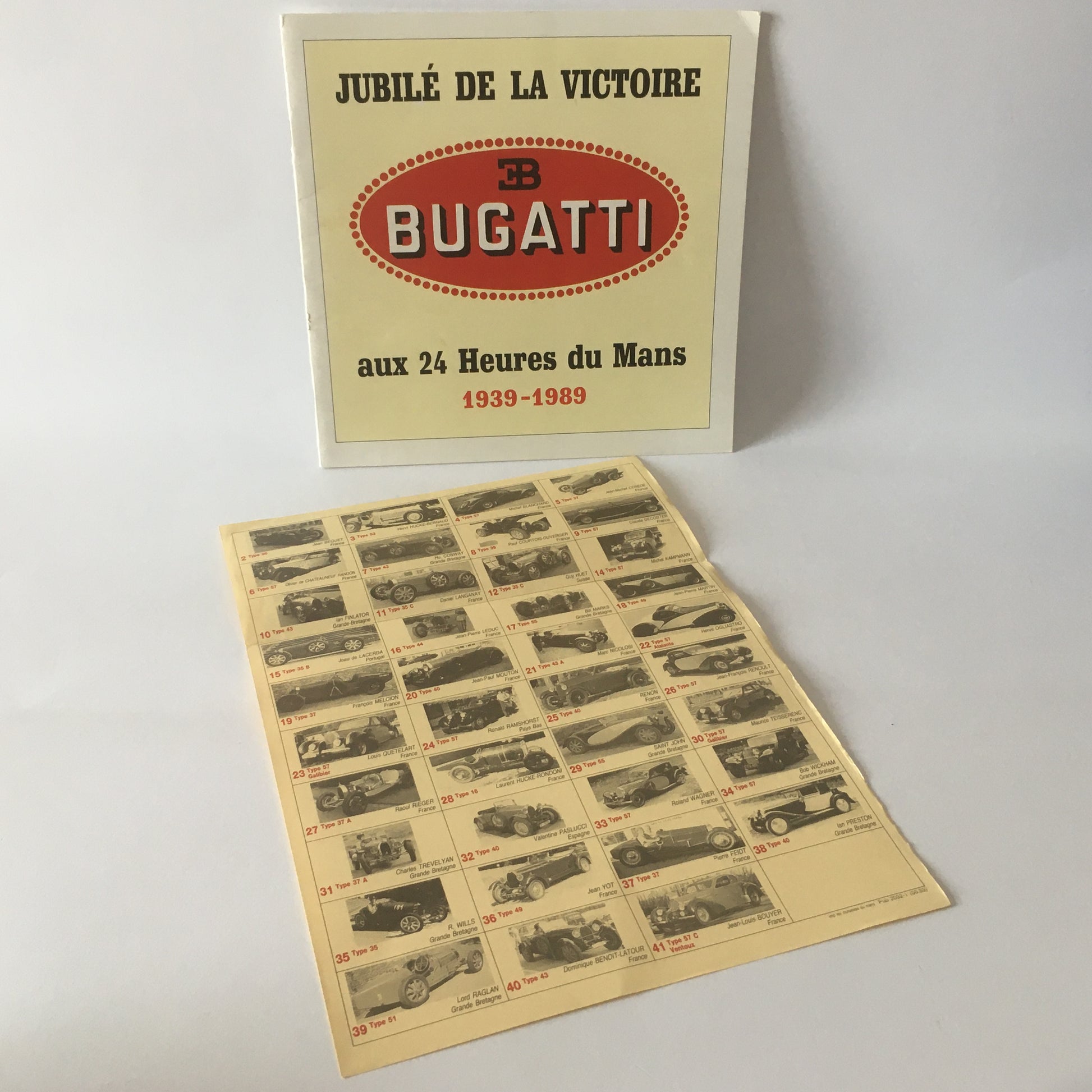 Bugatti, Brochure Giubileo della Vittoria Bugatti alla 24 Ore di Le Mans 1939 - 1989 Edizione Limitata - Raggi's Collectibles' Automotive Art