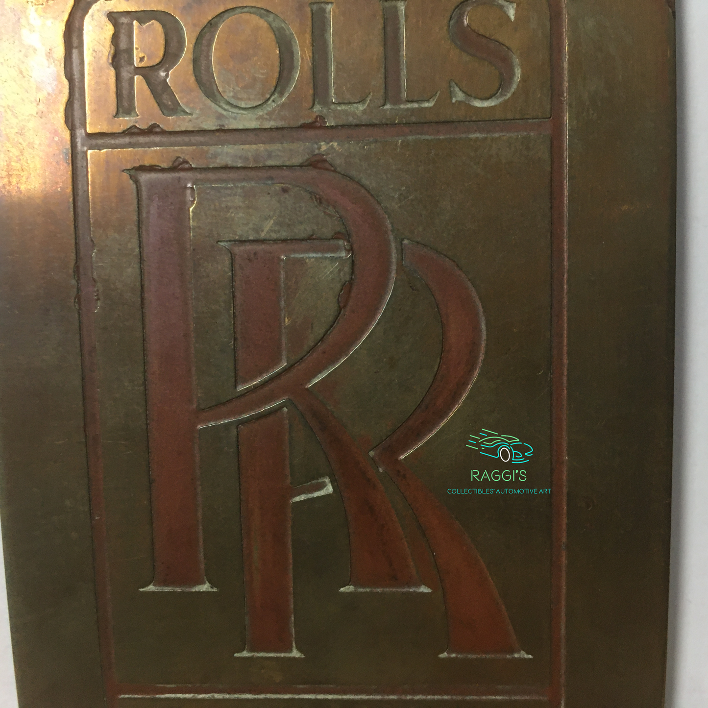 Rolls-Royce, Stemma Originale in Ottone con Lettere di Colore Rosso, Estremamente Raro - Raggi's Collectibles' Automotive Art