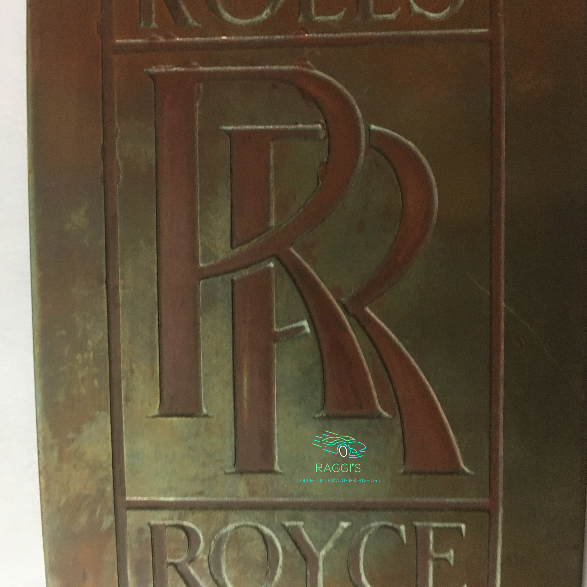 Rolls-Royce, Stemma Originale in Ottone con Lettere di Colore Rosso, Estremamente Raro - Raggi's Collectibles' Automotive Art