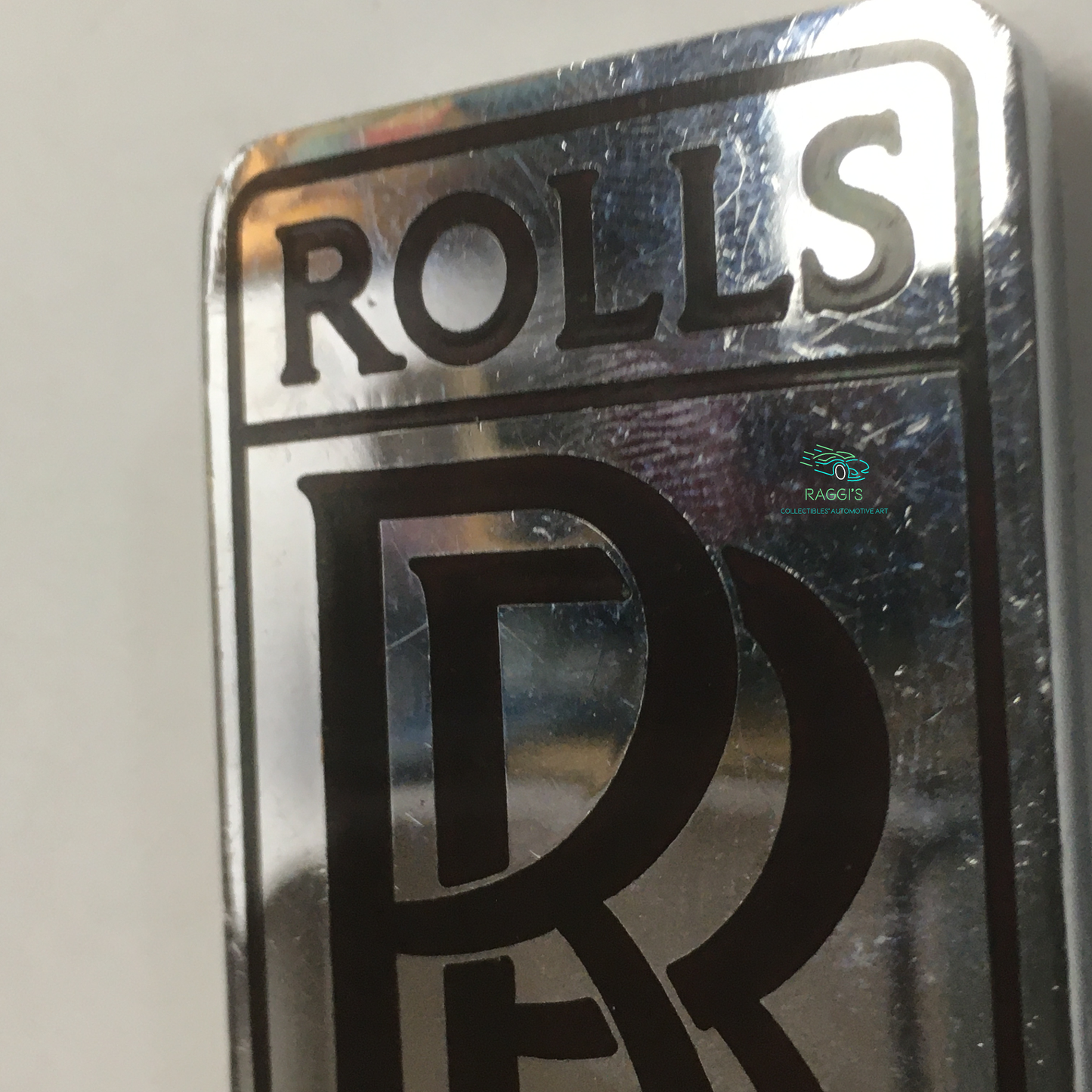 Rolls-Royce, Stemma Originale Rolls-Royce con Lettere di Colore Rosso Scuro, Montato su una Springfield Rolls-Royce, Molto Raro
