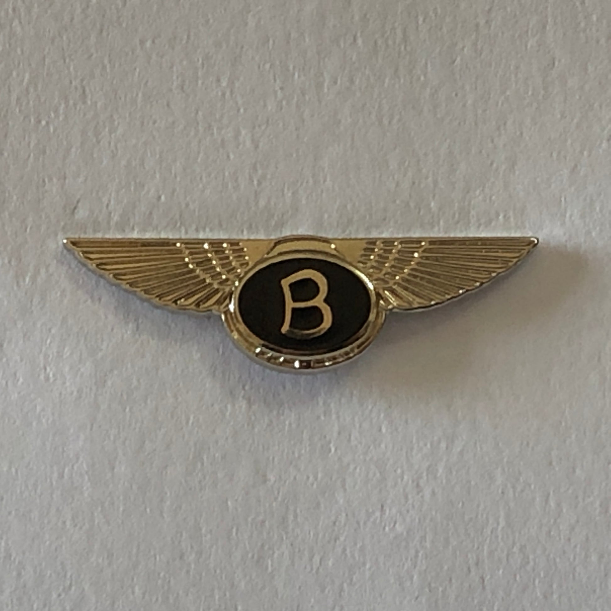 Bentley, Spilla da Giacca in Metallo con Logo Bentley, Widget B - Raggi's Collectibles' Automotive Art