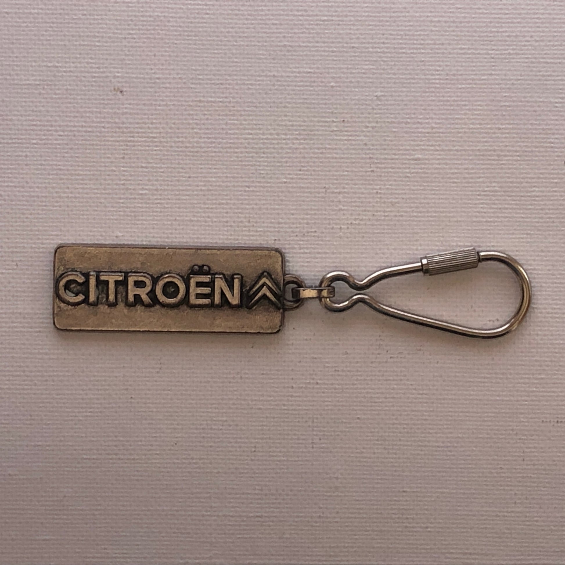 Citroën, Portachiavi con Stemma della Citroën, Anni e Materiali Differenti - Raggi's Collectibles' Automotive Art