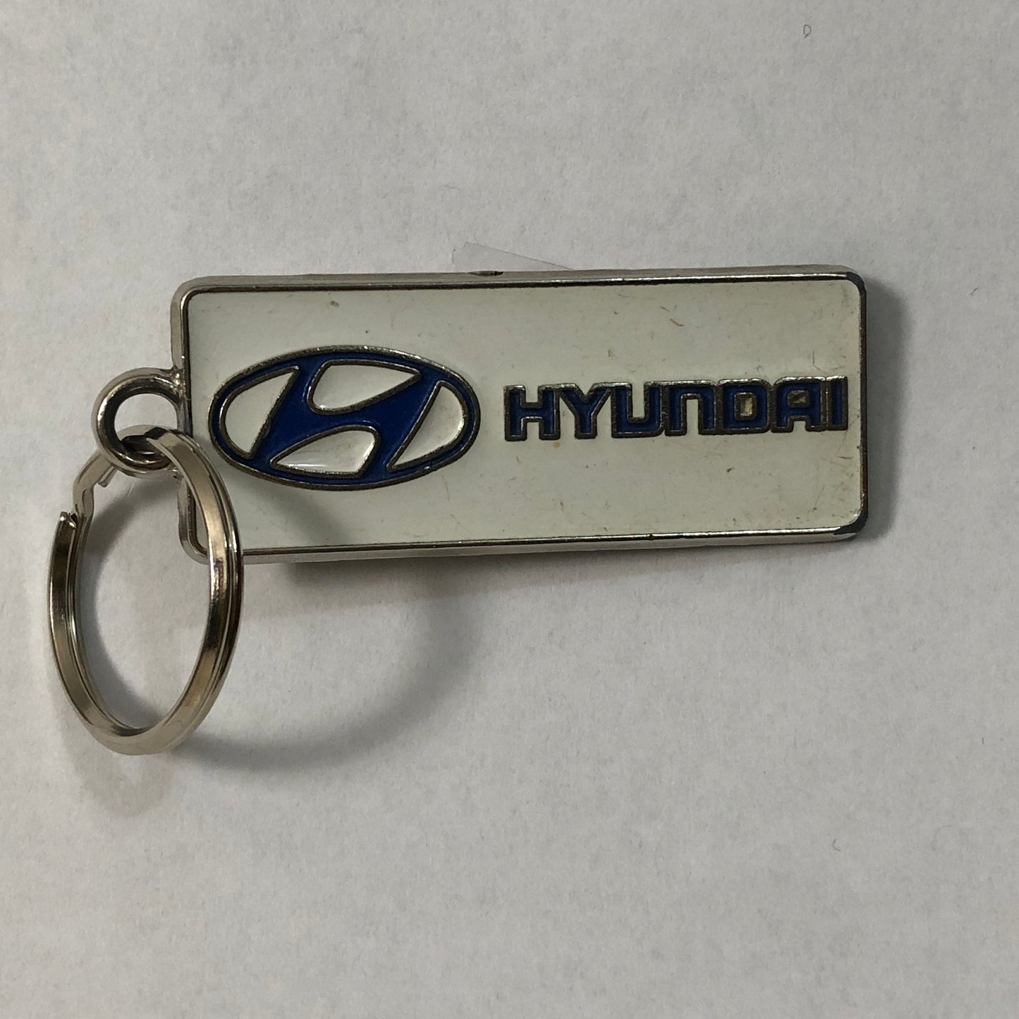 Hyundai, Portachiavi in Metallo con Finitura Smaltata con Logo e Scritta Hyundai - Raggi's Collectibles' Automotive Art