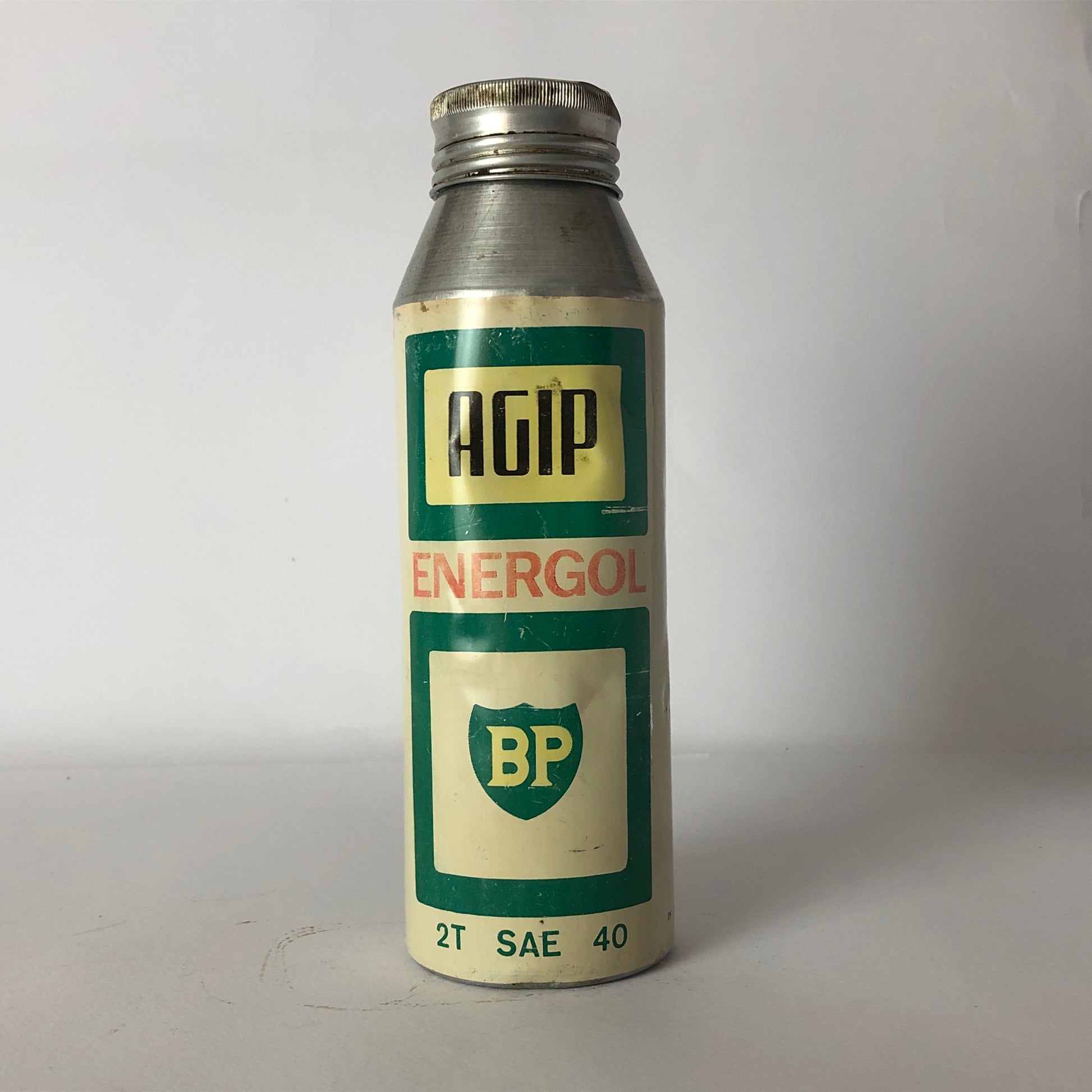 Agip, Latta Agip BP Energol con Tappo Dosatore per Miscela Motori 2 Tempi Anno 1960 - Raggi's Collectibles' Automotive Art